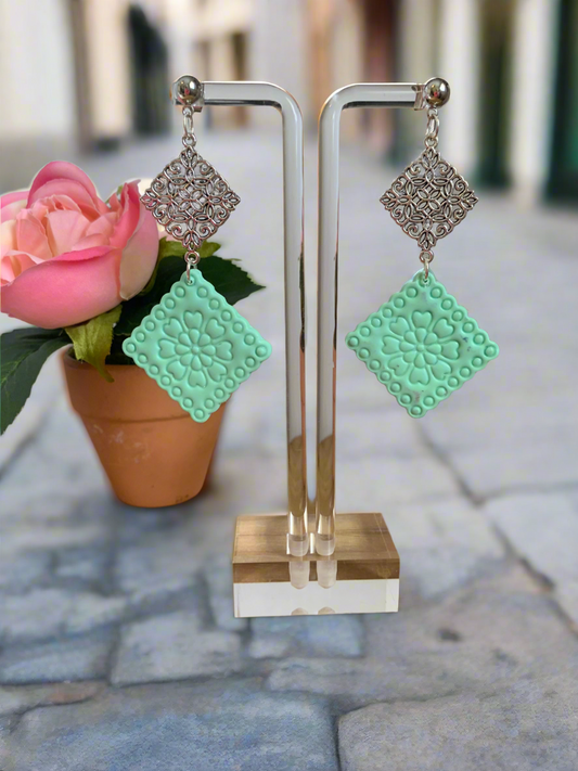 Filigree design with flower pattern earrings