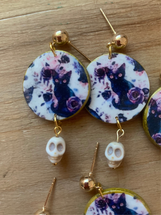 Spooky cat and skull