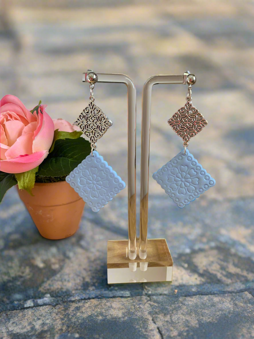 Filigree design with flower pattern earrings